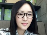 杨钰莹戴黑框眼镜自拍 手拿咖啡微笑出镜